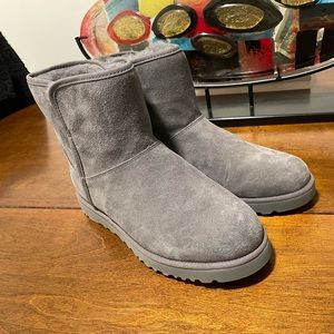 Nwt grey short uggs size 7!! Never worn